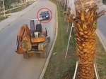 Ô tô tông trực diện công nông chở máy xúc dù đường thông thoáng