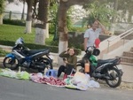 Vợ ngồi bán rau ngượng đỏ mặt khi chồng hôn trộm