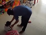 Bé gái nhắc bố đừng nói to 'không con buồn đấy'