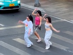 Ba cô gái nhảy nhịp điệu sang đường siêu ngầu