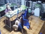 Cô gái cười khoái chí khi thấy bạn thân ngồi gãy ghế
