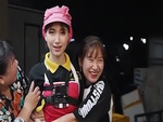 Hòa Minzy đứng hình khi fan xin chụp hình nhưng lại không nhớ tên