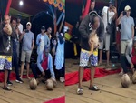 Chàng trai dùng răng lột vỏ dừa siêu nhanh