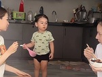Cháu gái ngoan ngoãn ăn cơm khi gặp người dì quyền lực
