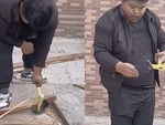 Chàng trai đứng hình khi bổ củi làm hỏng điện thoại