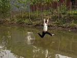 Thanh niên 'lãnh đủ' vì bắt chước bạn đu dây trên ao nước