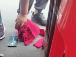 Người đi đường quê một cục khi bị troll nhặt iPhone rơi