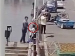 Cô gái quỳ cảm ơn tài xế xe ba gác nhảy xuống sông cứu mạng