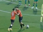 Cầu thủ sút bóng lên khán đài cho bõ tức khi đồng đội giành đá phạt