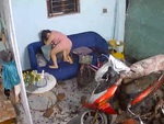Mẹ dùng thân mình che cho con khi tường hàng xóm đổ sập vào nhà