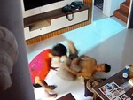 Bố nằm ngủ giật mình thon thót khi con trai đi chơi về chào