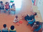Cô giáo mầm non ngã dập mông vì trò lấy ghế không hay biết