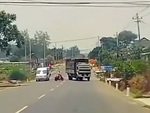 Tài xế ô tô tải bẻ lái xuất thần cứu một mạng người