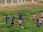Quả bóng ‘biến mất’ trên sân bóng tệ nhất thế giới