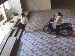 Cô gái la hét um sùm khi thấy chuột