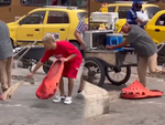 Cười sảng với thanh niên nghịch ngợm trêu người đi đường