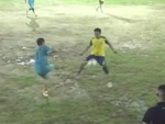 Chàng trai nhăn nhó khi bị đối phương sút bóng trúng chỗ hiểm