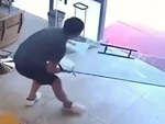 Chủ tiệm cắt tóc lao nhanh như chớp đỡ cửa kính cường lực đổ