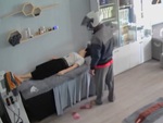 Tên trộm 'hiền lành' ngoan ngoãn trả lại điện thoại cho chủ tiệm spa