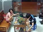 Mẹ chán không buồn nói khi con trai ngồi ăn làm đổ bát cơm