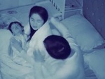 Chồng lấy lưng làm ghế giúp vợ đỡ mệt khi chăm con ốm