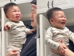 Ông bố có cách dỗ con nín khóc siêu hài