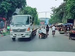 Cô gái thoát chết trong gang tấc khi ngã vào bánh xe tải