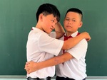 Hai nam sinh đánh nhau bị cô phạt ôm nhau làm lành