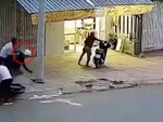 Tên trộm xe máy bị hai thanh niên song phi bắt tại trận