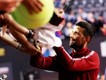 Khán giả hoảng hồn tưởng Novak Djokovic bị tấn công