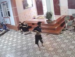 Chàng trai nén đau khi say rượu ngã trước mặt 2 người đẹp