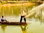 Pha quăng chài khiến hai ông cháu ngã xuống ao