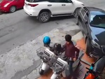 Mercedes-Maybach đỗ 'khoe đuôi' ra đường bị húc văng lên vỉa hè