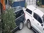 Hai ô tô lùi chạm đuôi nhau vỡ đèn hậu một cách khó tin
