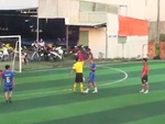 Cầu thủ phì cười với phong cách rút thẻ vàng dứt khoát của trọng tài