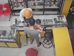 Chủ tiệm điện thoại tóm gọn tên cướp khi đang bồng con nhỏ