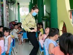 Cô giáo mầm non mời học trò ăn cơm kiểu hoàng cung
