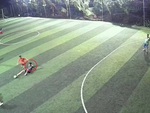 Chàng trai làm màu báo hại thủ môn thủng lưới