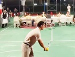 Đi ăn tiệc cùng hội tennis mà sao áp lực quá