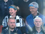 CĐV Newcastle mang kính bơi đến sân Old Trafford