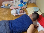Bố bỉm sữa hướng dẫn con cách tập lật