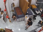 Chồng giật mình thon thót khi bị vợ núp hông giường hù