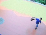 Bé trai 'giận cá chém thớt' vì quá mệt mỏi khi phơi lúa