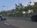 Mải mắng tài xế ô tô, biker lái mô tô lao vào hàng rào