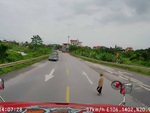 Cụ bà thong thả cắt mặt xe container để sang đường