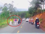 Nhóm phụ nữ đỗ ô tô giữa đường nhảy múa, quay video