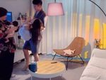 Vợ được chồng bế ru như em bé