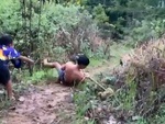 Bé trai cười khoái chí khi thấy anh trai ngã chổng vó