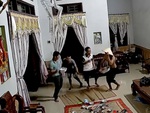 Dân nhậu ôm xô chậu nhảy trên nền nhạc sôi động