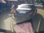 Tài xế lái xe Mercedes đỗ giữa đường để đi chợ